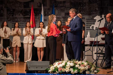 Выпускникам университета им. А. И. Герцена — дипломы