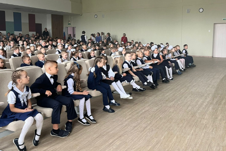 Школьникам Волхова - поздравления от комитета