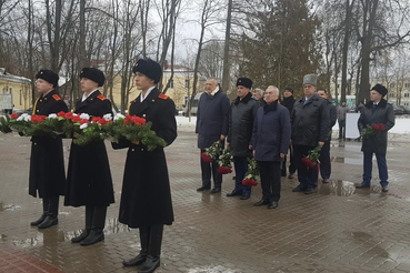 В память о воинской славе - цветы и минута молчания