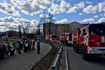 Областные пожарные широко отмечают свой профессиональный праздник