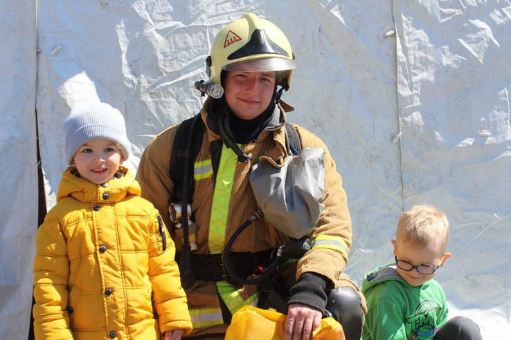 Областные огнеборцы знакомят детей с профессией пожарного