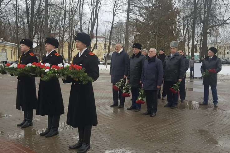 В память о воинской славе - цветы и минута молчания