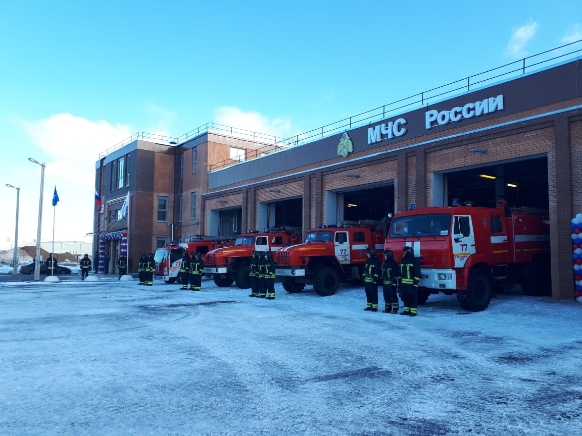 Сегодня в городе Сосновый Бор открылась новая пожарная часть, личный состав  которой будет выполнять важную и сложную функцию – обеспечивать защиту  новых блоков Ленинградской атомной электростанции.